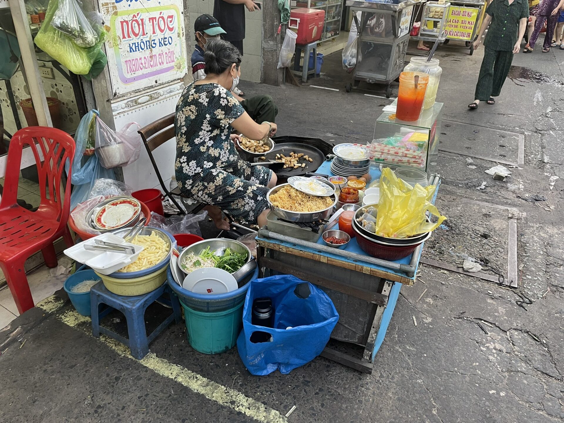 bột chiênを作るおばあさん